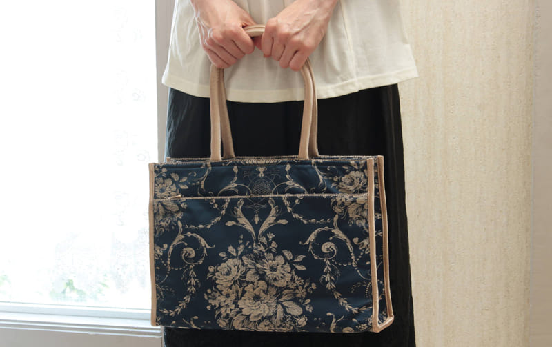 ジャカード織 横型Ａ４バッグ 約26×36×9cm  [La Briller D]