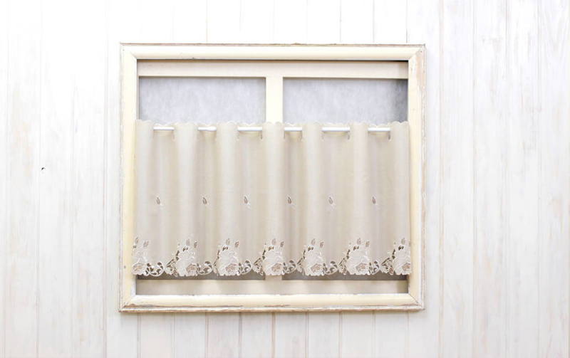 Rose Metopes カットワーク刺繍 カフェカーテン 約130×45cm