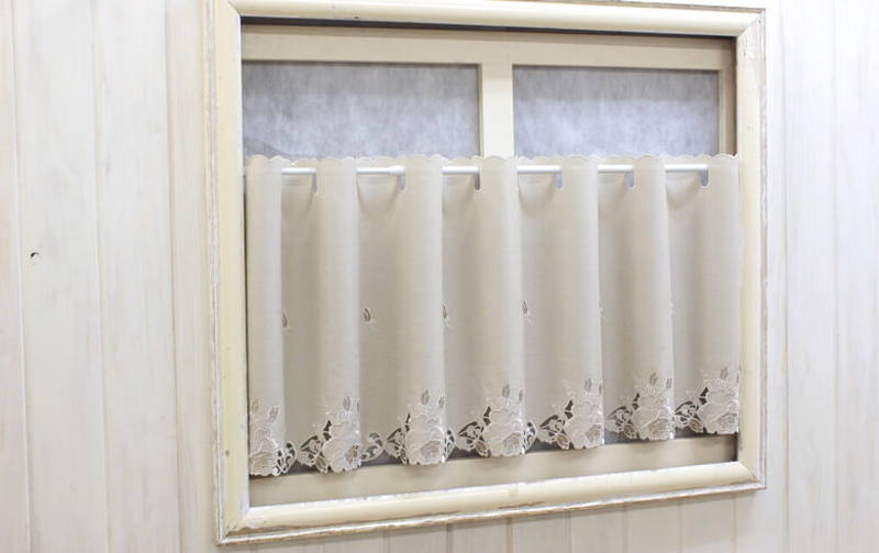 カットワーク刺繍 カフェカーテン 約130×45cm [Rose Metopes]