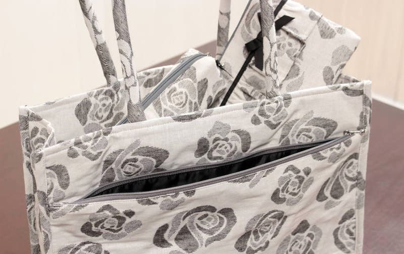 バラ柄ジャカード 横型A4バッグ 約26×36×9cm [Rosette Charm