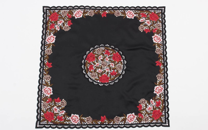 ハンドメイド 刺繍 テーブルクロス 黒 大きいサイズ 未使用 高密度カラー刺繍 テーブルクロス 約85×85cm [ardente]｜インテリア