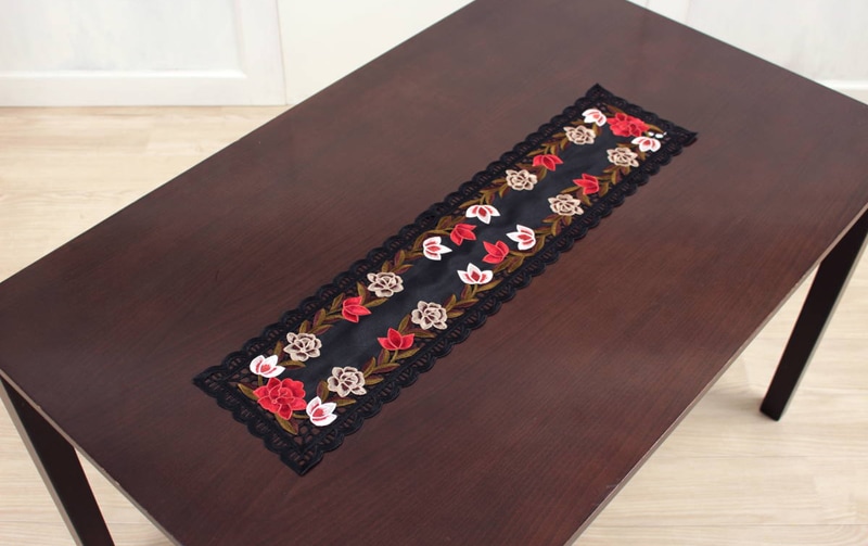 demain italy collection 花柄装飾のテーブル 高密度カラー刺繍 テーブルセンター 約20×80cm [ardente]｜アミ
