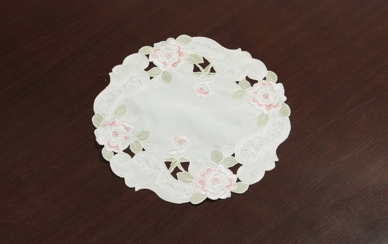 コード刺繍 ドイリー 約25cm [La Beaute]