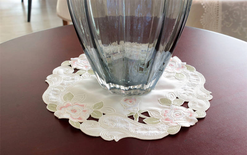 コード刺繍 ドイリー 約25cm [La Beaute]