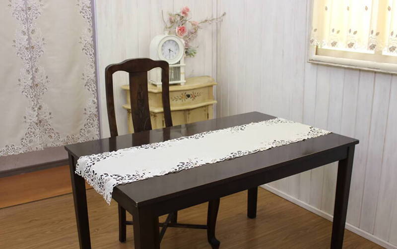 カットワーク刺繍 テーブルセンター 約40×135cm [Rose Metopes]