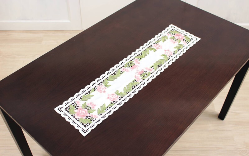 高密度カラー刺繍 テーブルセンター 約20×80cm [Almente]｜アミ