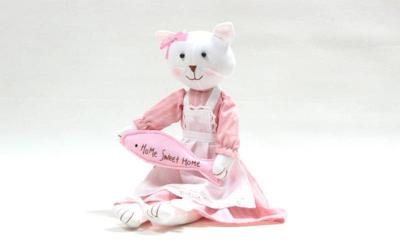 エプロン姿のおすわりネコちゃん  全長 約40cm