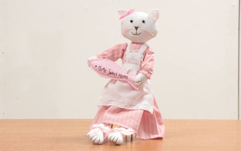 猫のエプロンぬいぐるみ エプロン姿のおすわりネコちゃん 全長 約40cm｜インテリアレース