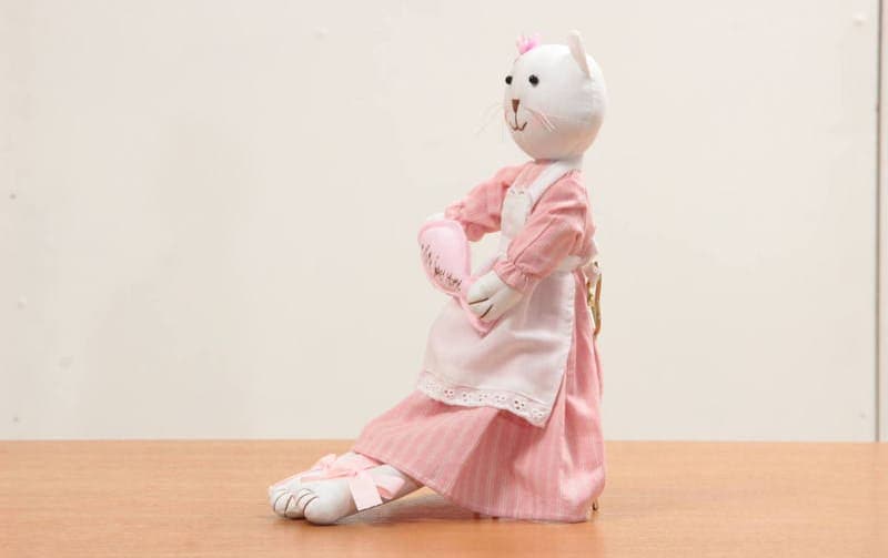 エプロン姿のおすわりネコちゃん  全長 約40cm