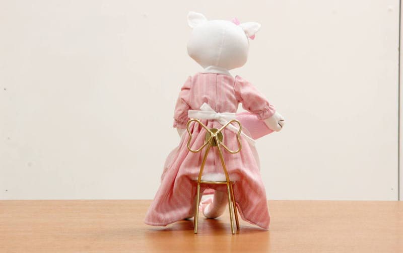 エプロン姿のおすわりネコちゃん 全長 約40cm｜インテリアレース