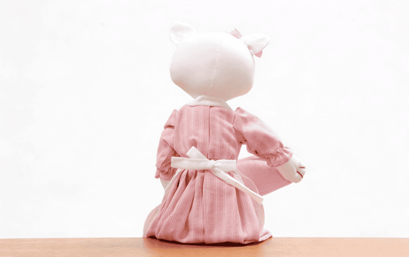 エプロン姿のおすわりネコちゃん 全長 約40cm｜インテリアレース