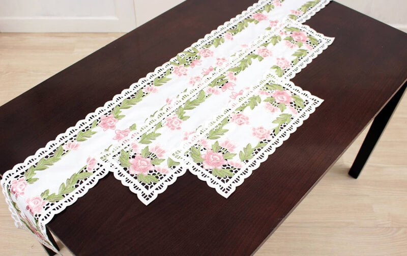 刺繍入りカットワ−クレース テーブルランナー 花柄 ホワイトビンテージ 英国製ヴィンテージ刺繍テーブルランナー可愛らしい花柄