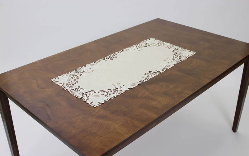 カットワーク刺繍 テーブルセンター 約40×90cm [Rose Metopes]