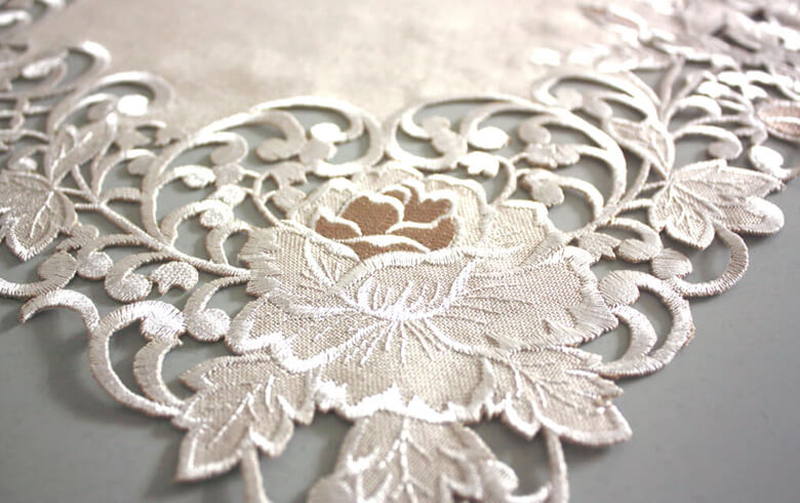 カットワーク刺繍 テーブルセンター 約40×90cm [Rose Metopes]