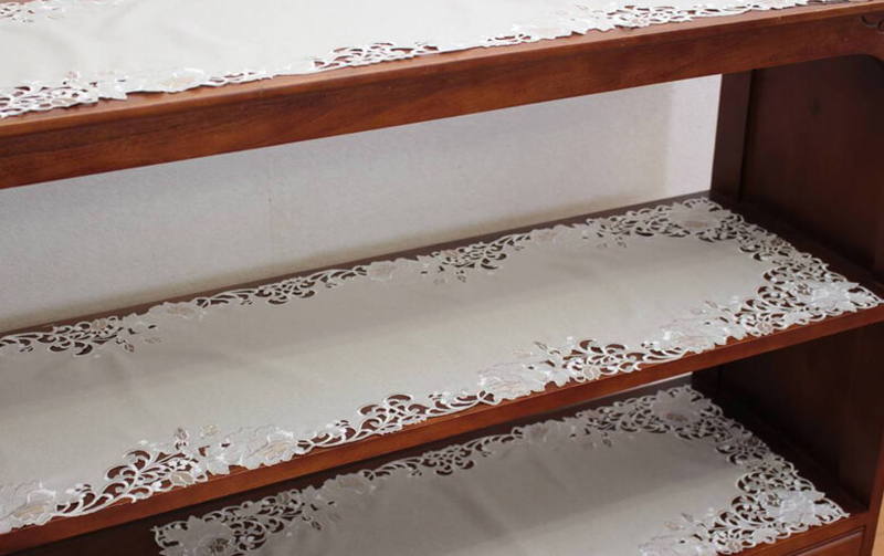 カットワーク刺繍 テーブルセンター 約40×90cm [Rose Metopes]