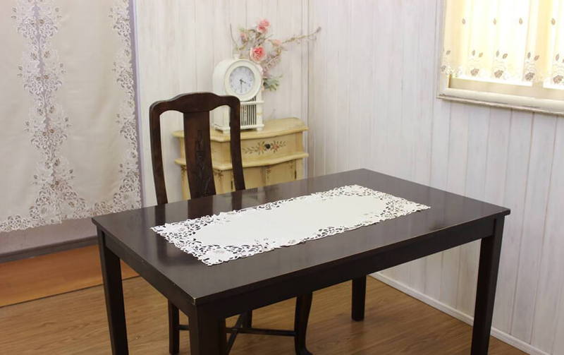 カットワーク刺繍 テーブルセンター 約40×90cm [Rose Metopes]