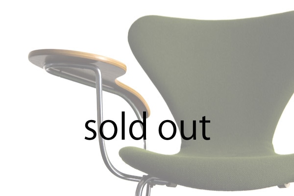 FH3107 Seven chair by Arne Jacobsen with side table