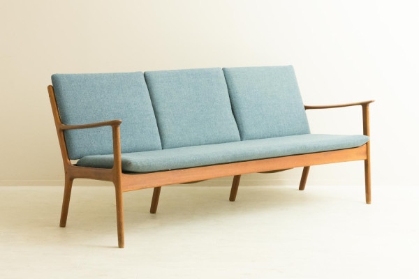 PJ112 3seaters Sofa by Ole Wanscher