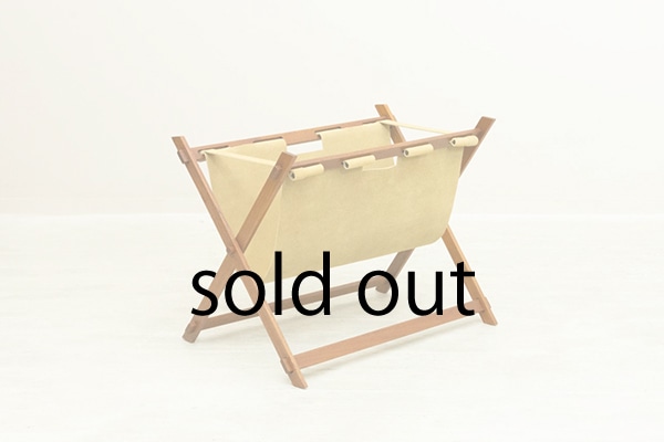 ��������ߥ������� �ޤꤿ���߼��ޥ������å���Foldable Teak Magazine Rack with Suede from Denmark���̲�������ơ�����������ž夲��ĥ���ؤ��Ѥߡ�