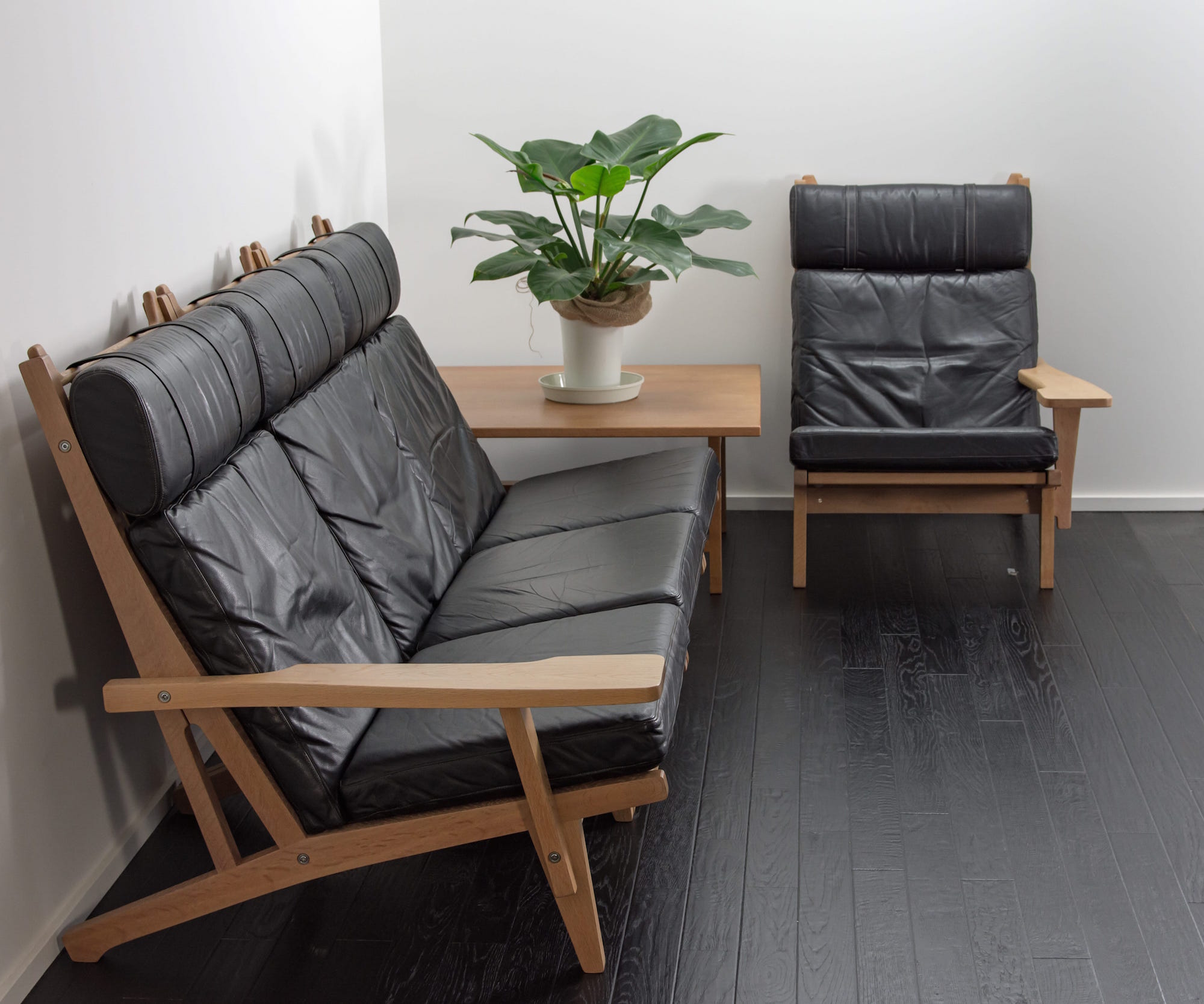 GE375 Sofa set by Hans J Wegner