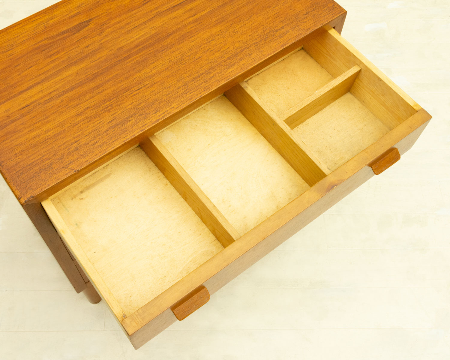 1960ǯ�� �ǥ�ޡ����� �������� 3�ʥ������ȡ�3-Drawer Teak Chest with Divider from Denmark���̲�������ơ��������ڤ��դ������Ф�������ѥ��ȥ�������