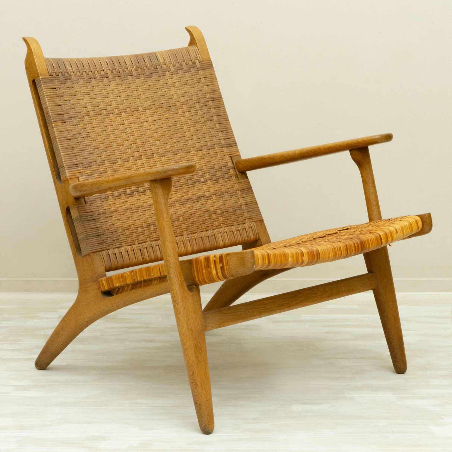 CH27 Easy Chair by Hans J. Wegner