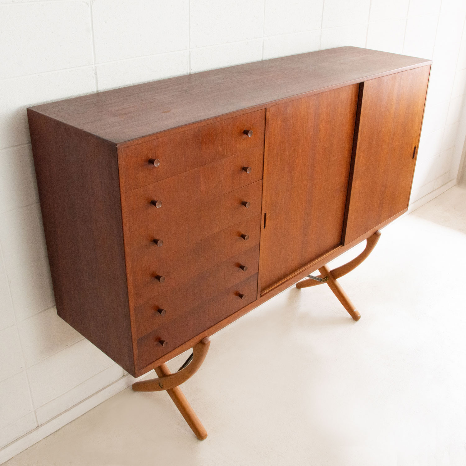 CH304 Sideboard by Hans J. Wegner