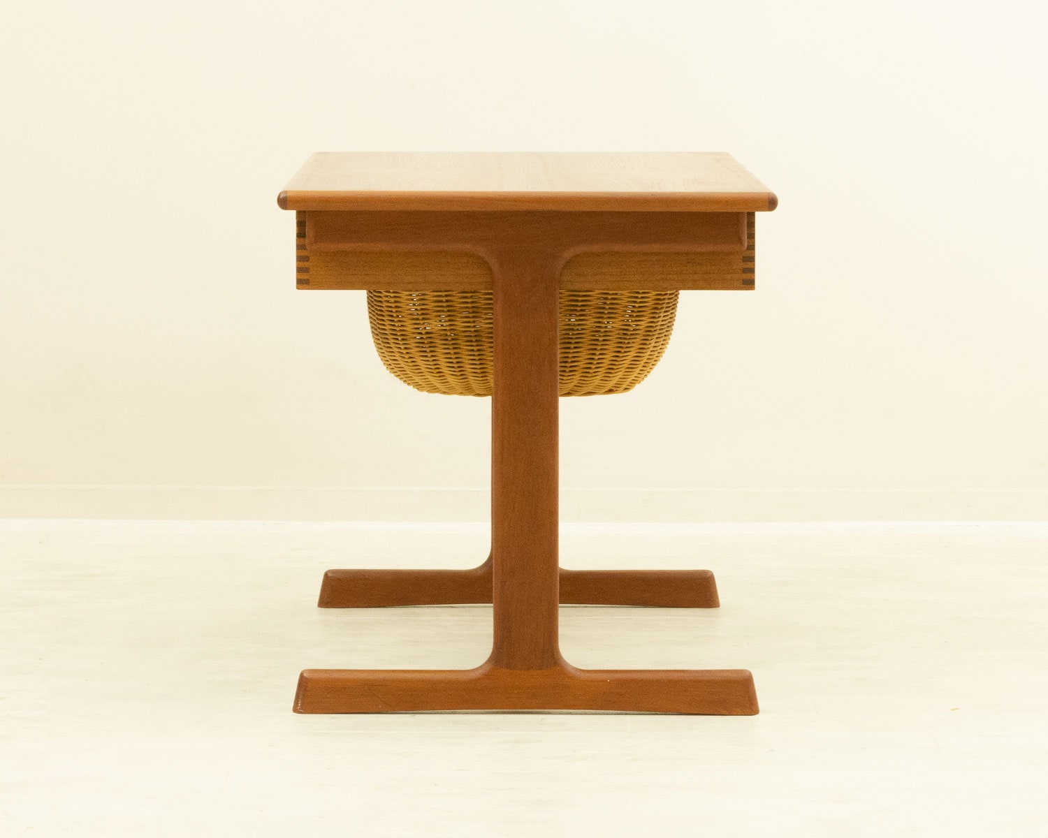 サイドテーブル・ナイトテーブル・ローテーブル Kai Kristiansen sewing table Kai Kristiansen ソーイングテーブル チーク ラタン 北欧家具 通販