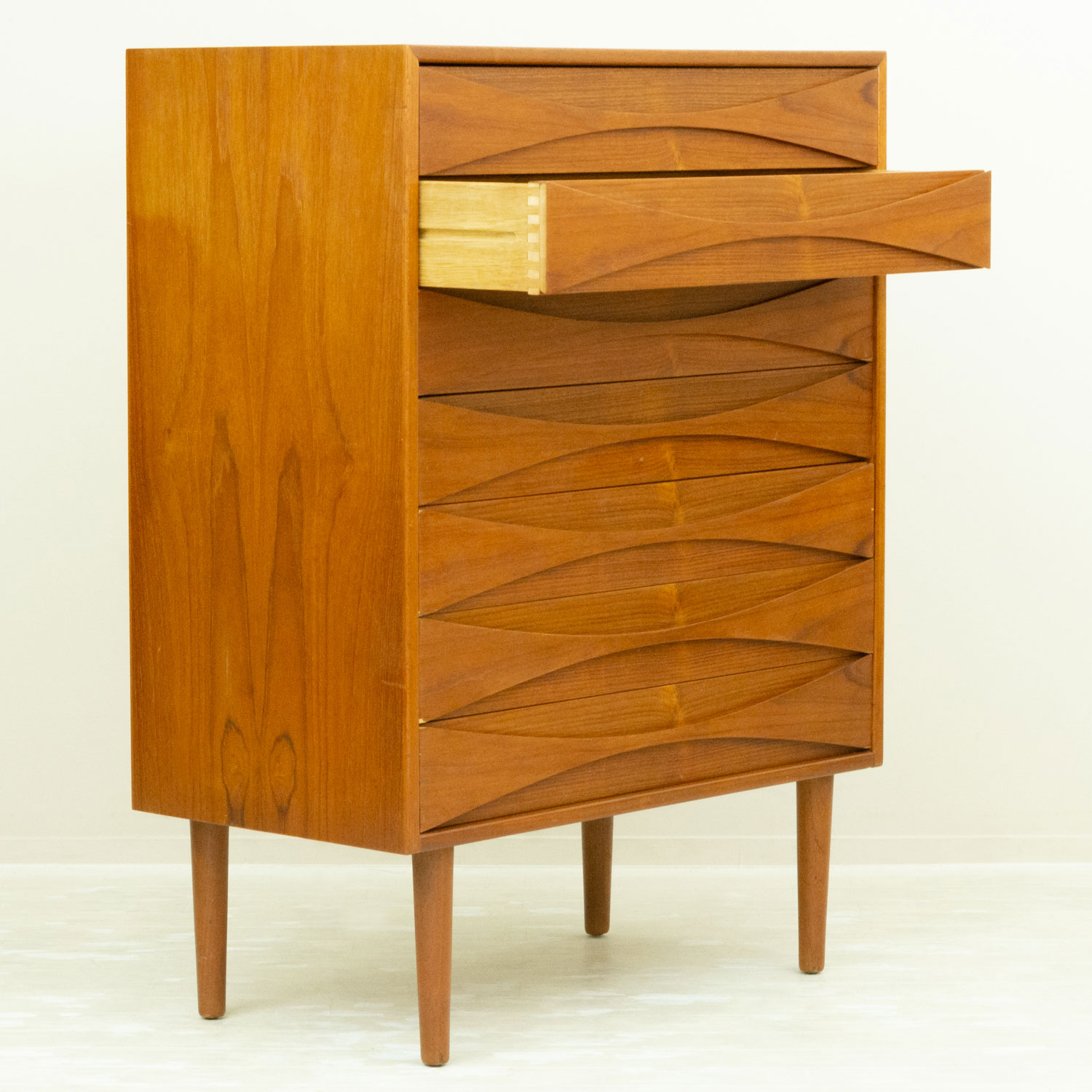 Chest by Arne Vodder