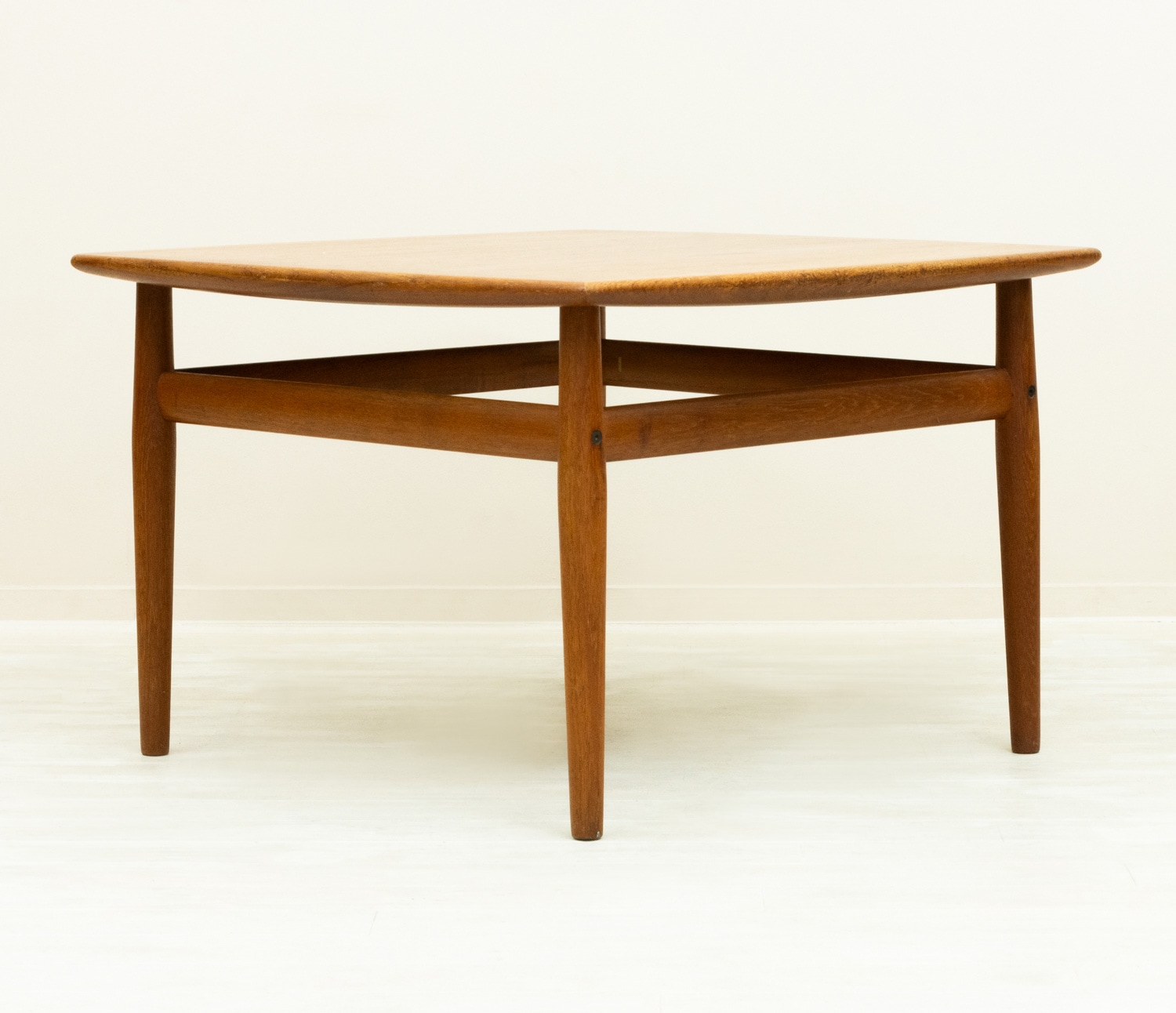Small Table by Grete Jalk�ʥ��졼�ơ���륯��