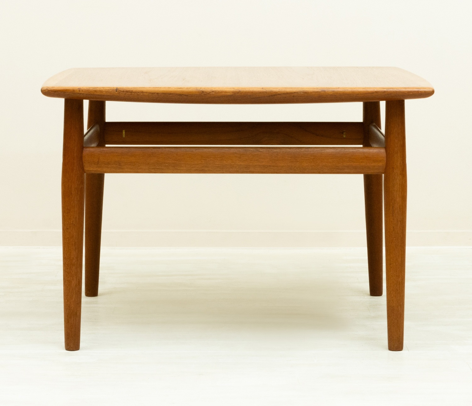 Small Table by Grete Jalk�ʥ��졼�ơ���륯��