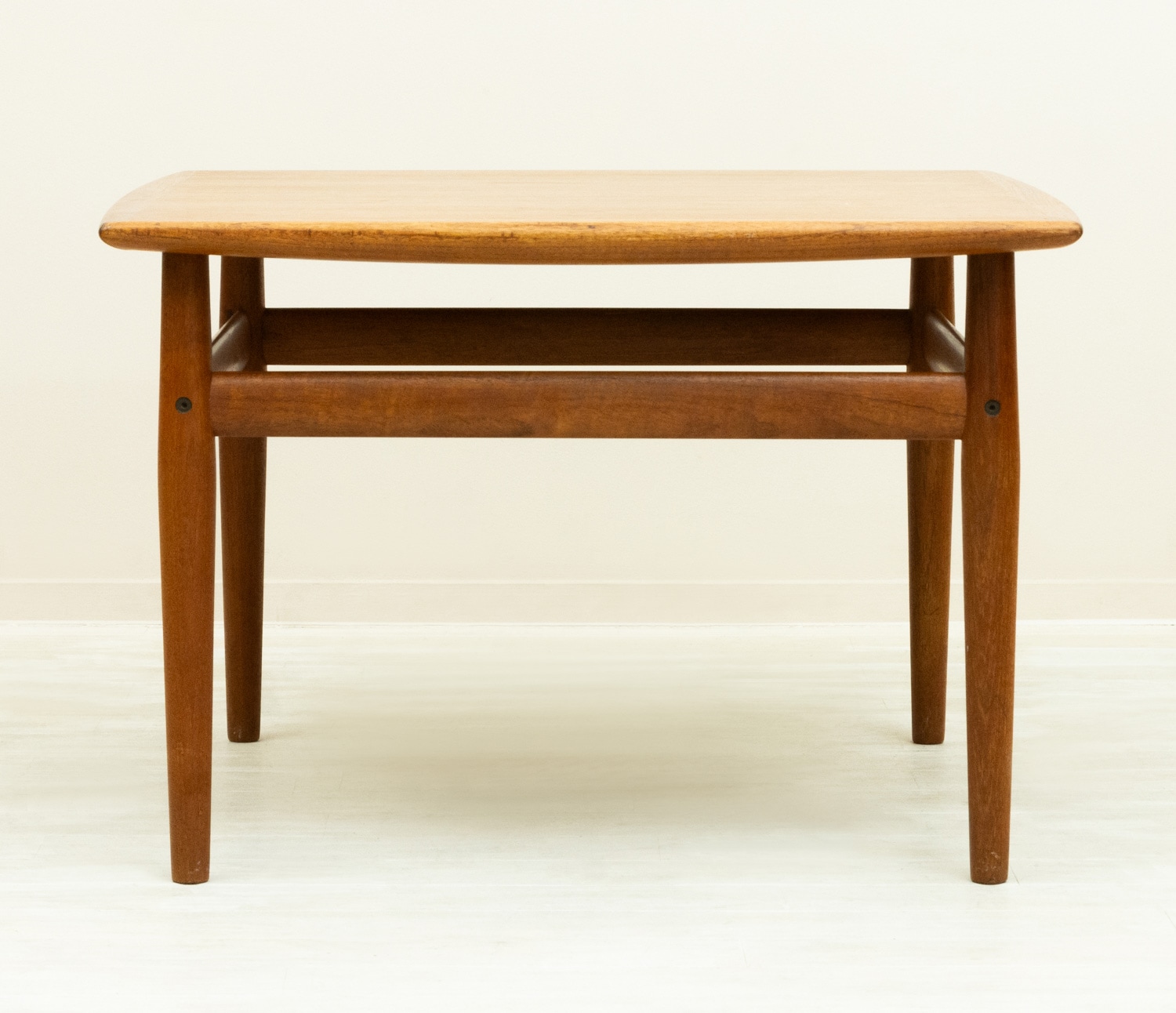 Small Table by Grete Jalk�ʥ��졼�ơ���륯��