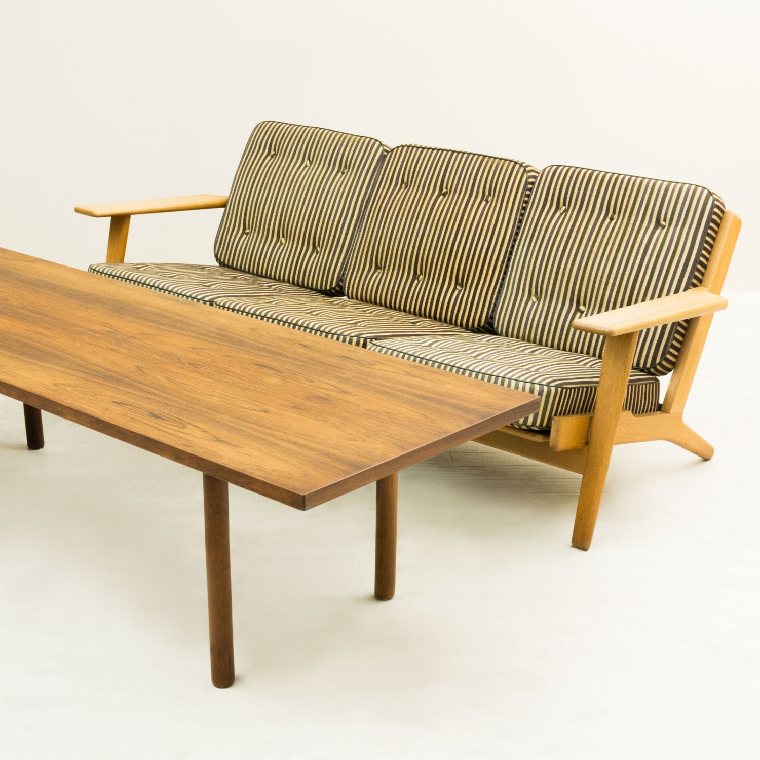 AT12 �����ҡ��ơ��֥� by Hans J Wegner�ʥϥ󥹡��������ʡ��ˡ�Andreas Tuck����Coffee Table
