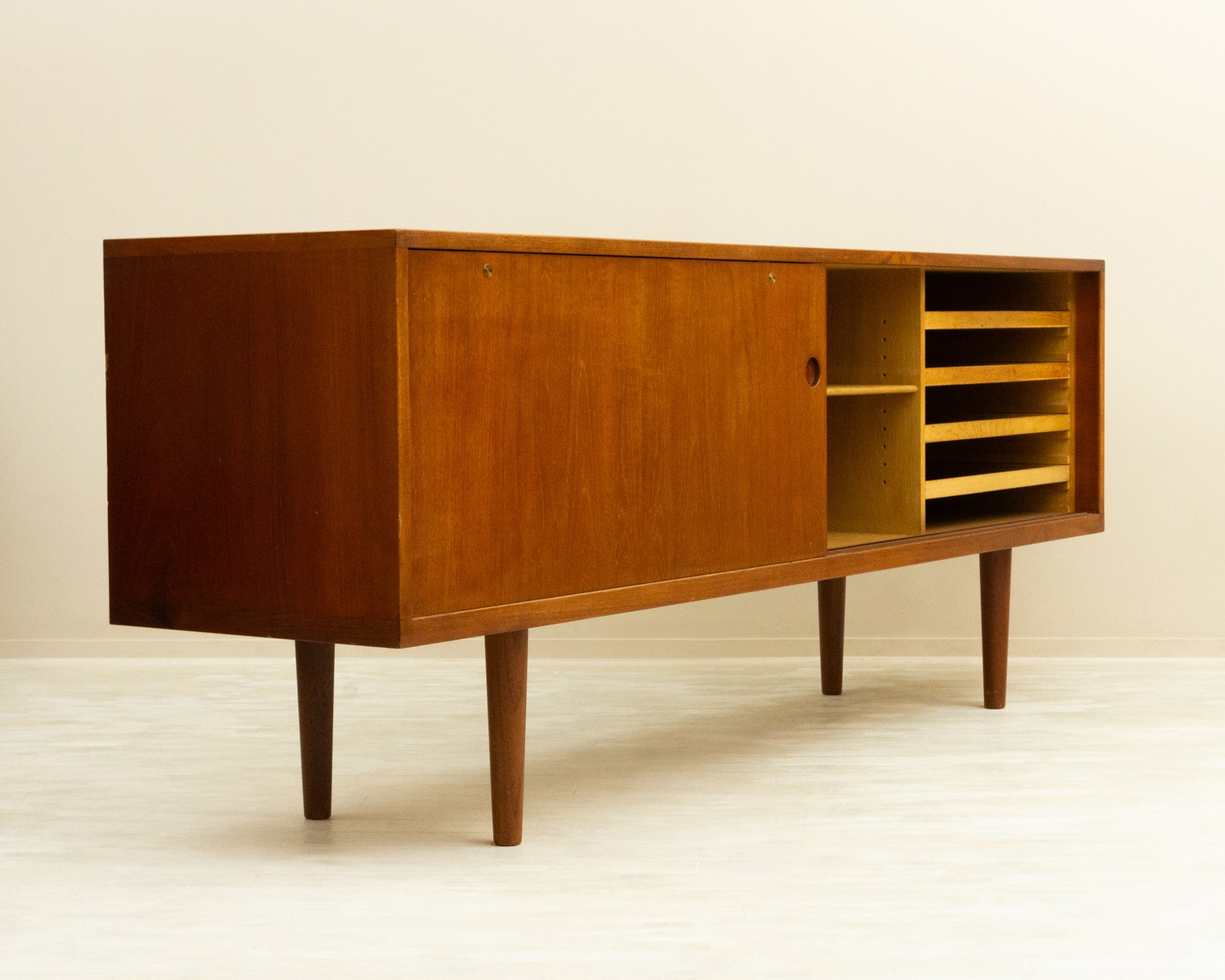 RY26 Teak Sideboard by Hans J. Wegner(�ϥ󥹡�J���������ʡ�)���̲�������ơ����ȶ� �����ɥܡ��� ��������