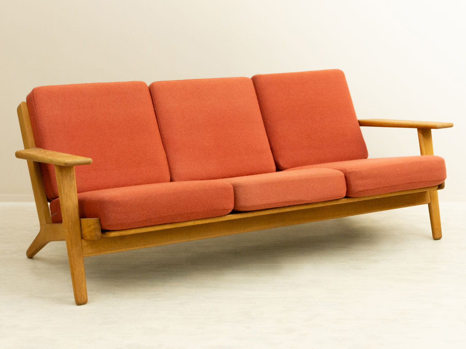 Hans J. Wegner�ʥϥ󥹡�J���������ʡ��� GE290 3 Seater Sofa �̲�������ơ������ե� | 1950ǯ�塦�����ޡ�������������ࡦ���ͳݤ�