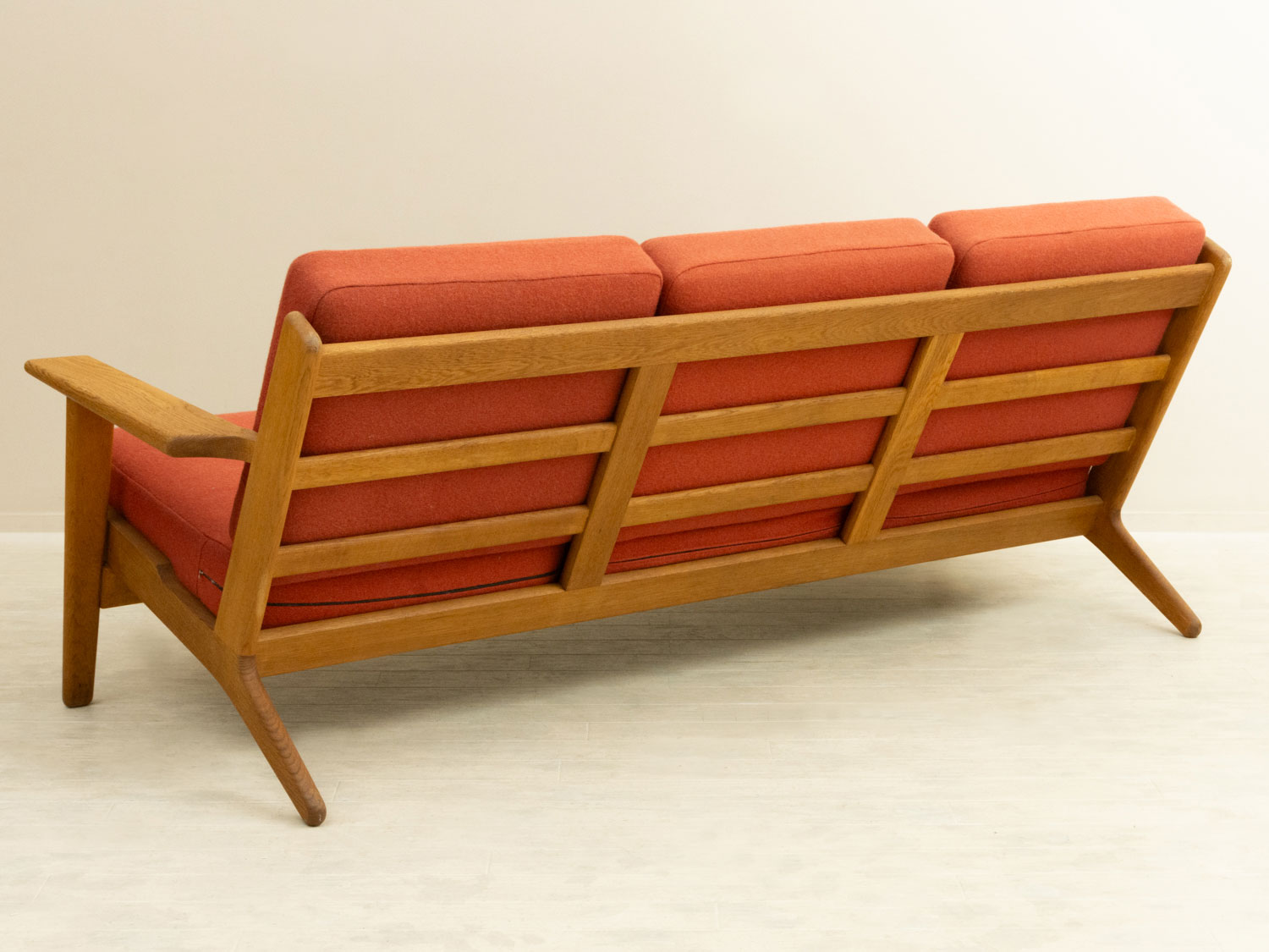 Hans J. Wegner�ʥϥ󥹡�J���������ʡ��� GE290 3 Seater Sofa �̲�������ơ������ե� | 1950ǯ�塦�����ޡ�������������ࡦ���ͳݤ�