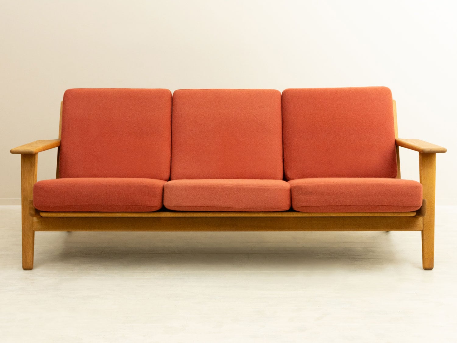 Hans J. Wegner�ʥϥ󥹡�J���������ʡ��� GE290 3 Seater Sofa �̲�������ơ������ե� | 1950ǯ�塦�����ޡ�������������ࡦ���ͳݤ�