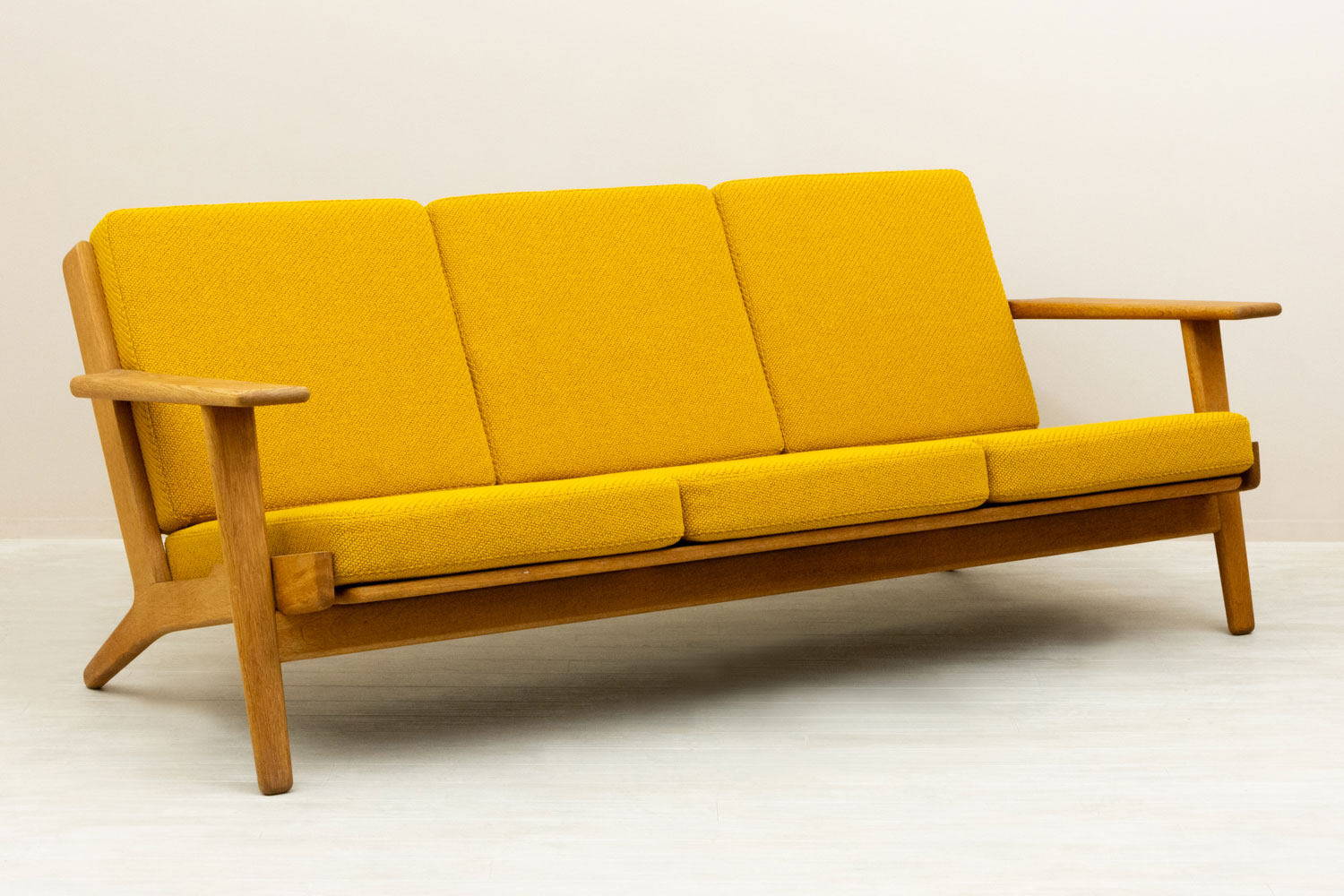 Hans J. Wegner�ʥϥ󥹡��������ʡ��� GE290 3 Seater Sofa �̲�������ơ������ե� | 1950ǯ�塦�����ޡ�������������ࡦ���ͳݤ�