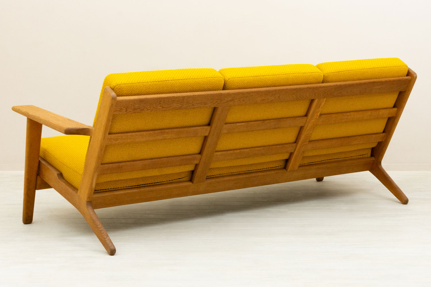 Hans J. Wegner�ʥϥ󥹡��������ʡ��� GE290 3 Seater Sofa �̲�������ơ������ե� | 1950ǯ�塦�����ޡ�������������ࡦ���ͳݤ�