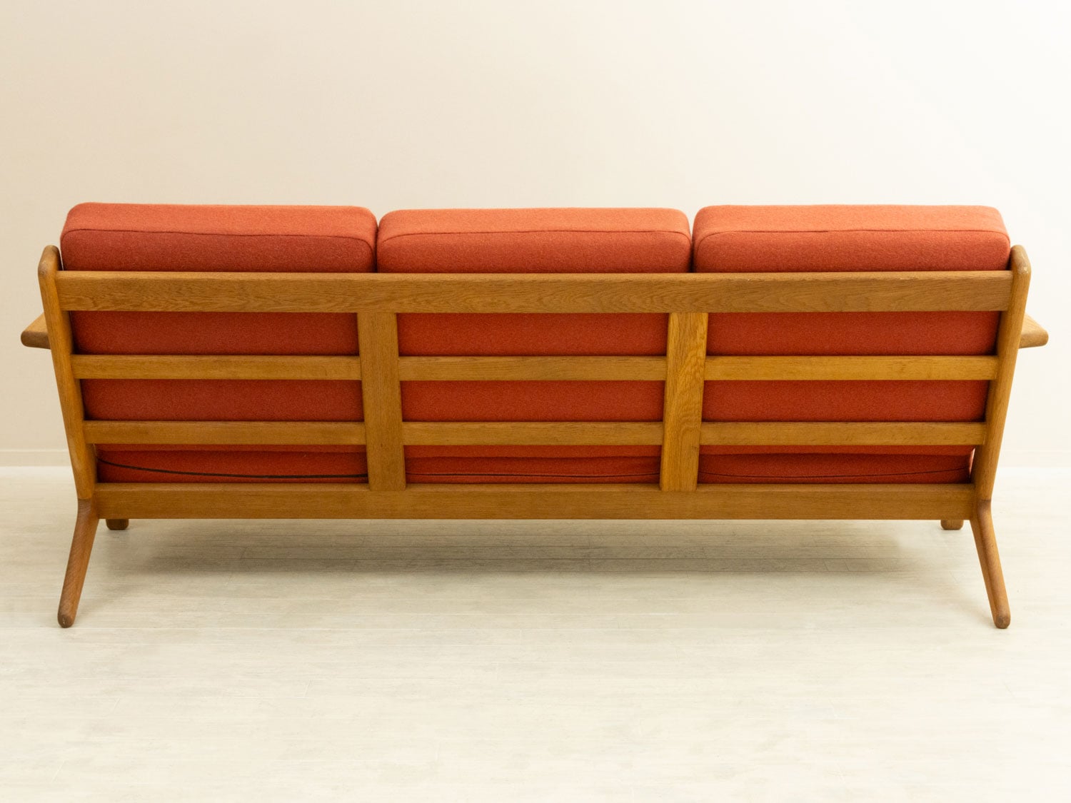 Hans J. Wegner�ʥϥ󥹡�J���������ʡ��� GE290 3 Seater Sofa �̲�������ơ������ե� | 1950ǯ�塦�����ޡ�������������ࡦ���ͳݤ�