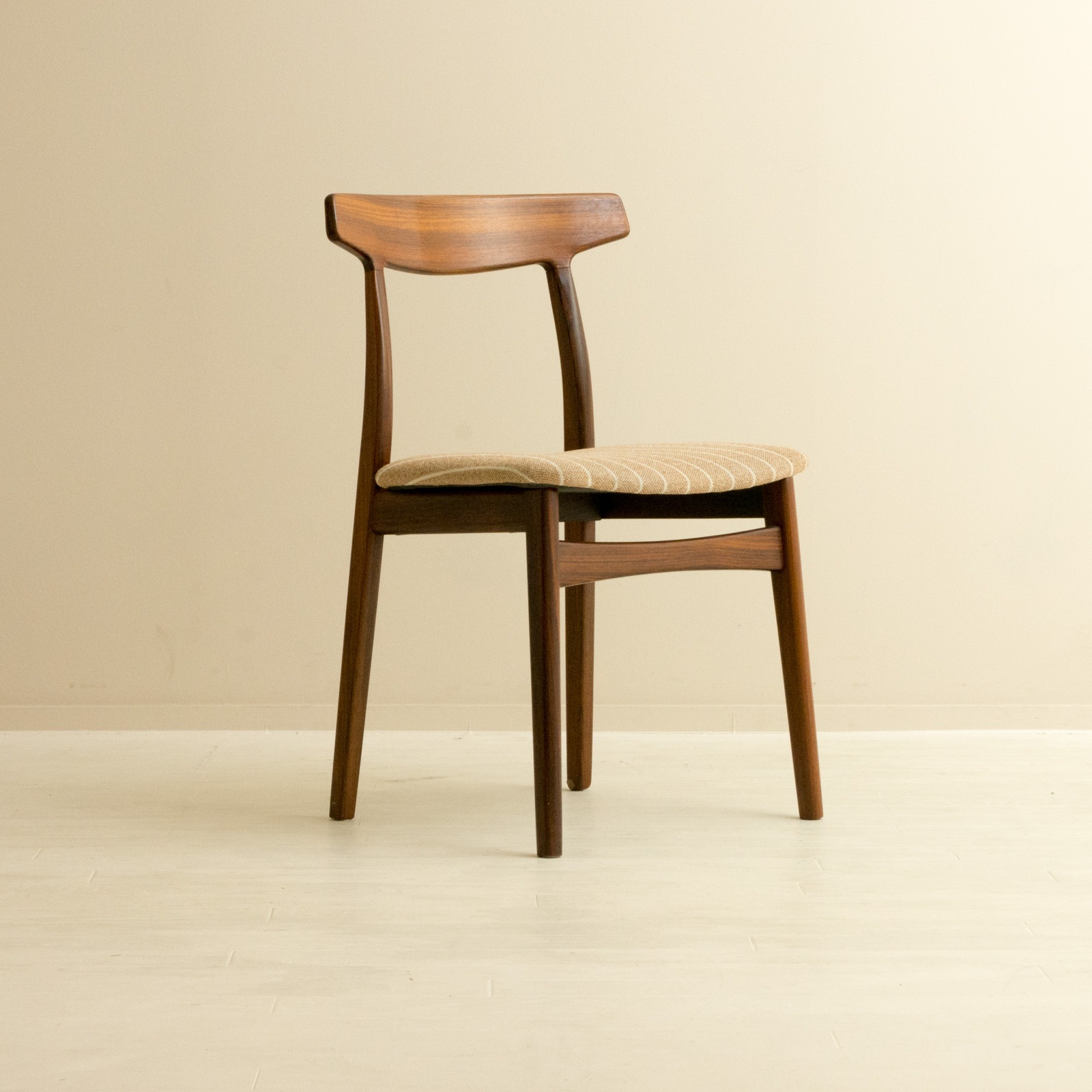 ��4�ӥ��åȡ�Dining Chair by Henning Kjaernulf