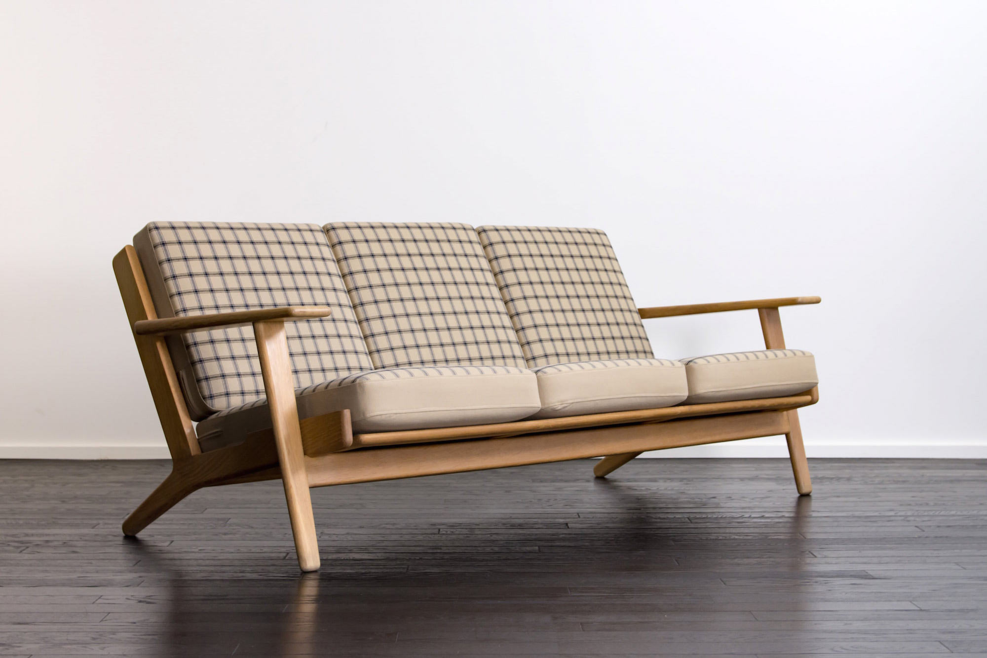 GE290 3seaters sofa by Hans J Wegner