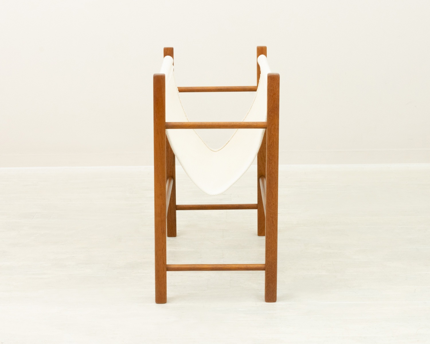 �ǥ�ޡ����� ��������ߥ����Х� �ޥ������å���Teak & Canvas Magazine Rack from Denmark���̲�������ơ�����ĥ���ؤ��Ѥߡ�