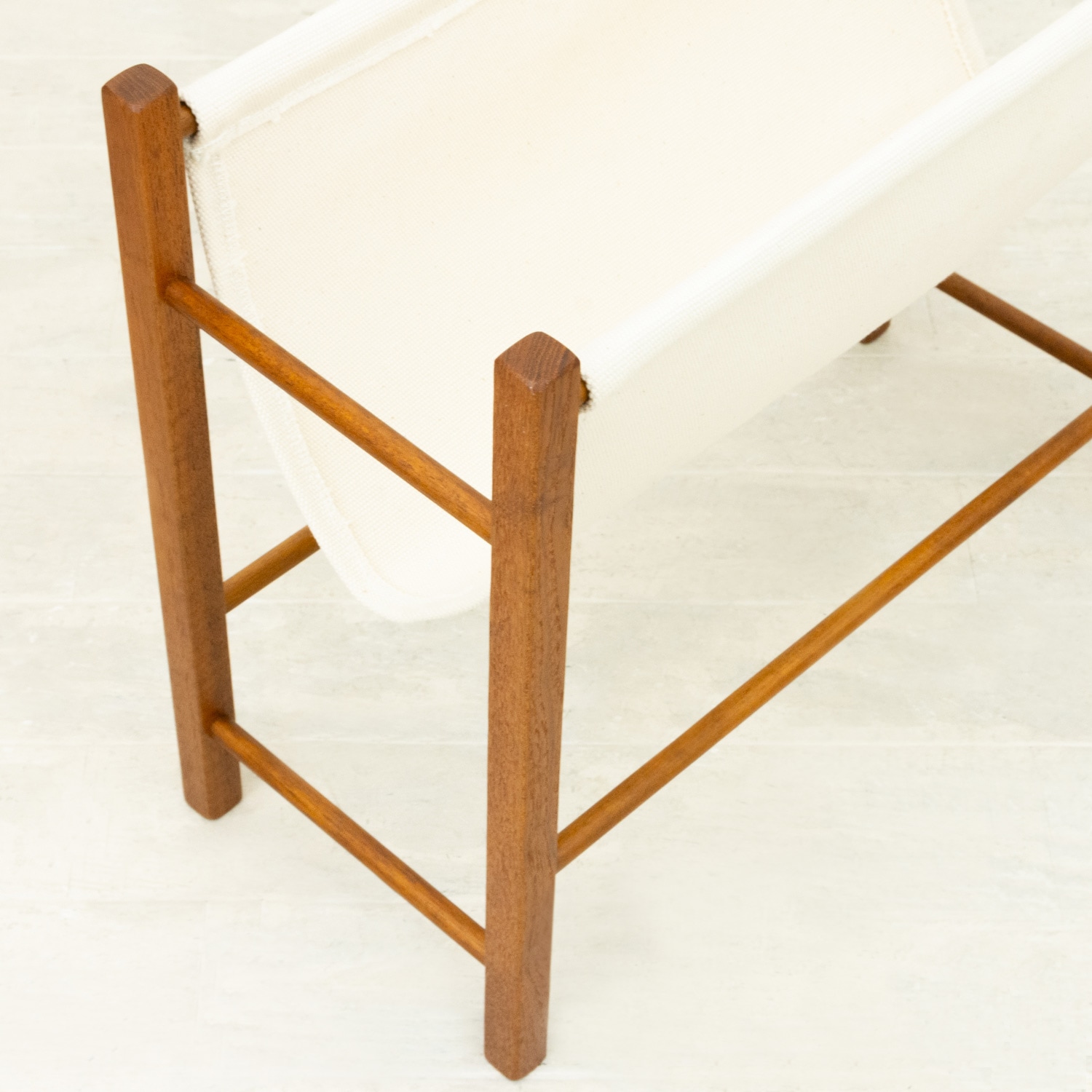 �ǥ�ޡ����� ��������ߥ����Х� �ޥ������å���Teak & Canvas Magazine Rack from Denmark���̲�������ơ�����ĥ���ؤ��Ѥߡ�