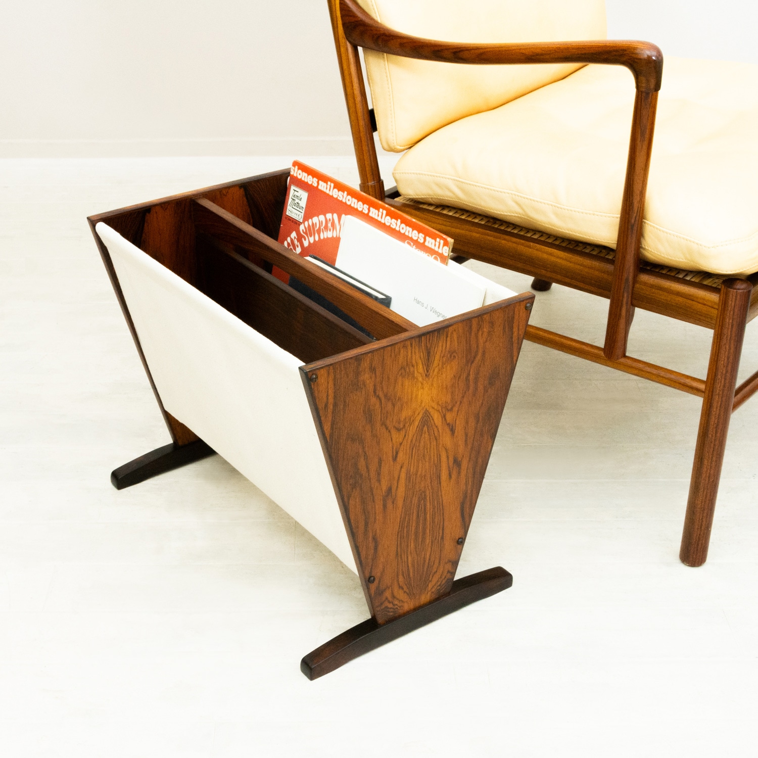 �ǥ�ޡ��� ���������åɡߥ����Х� �ޥ������å���Rosewood Magazine Rack with Canvas from Denmark���̲�������ơ�����������ž夲��