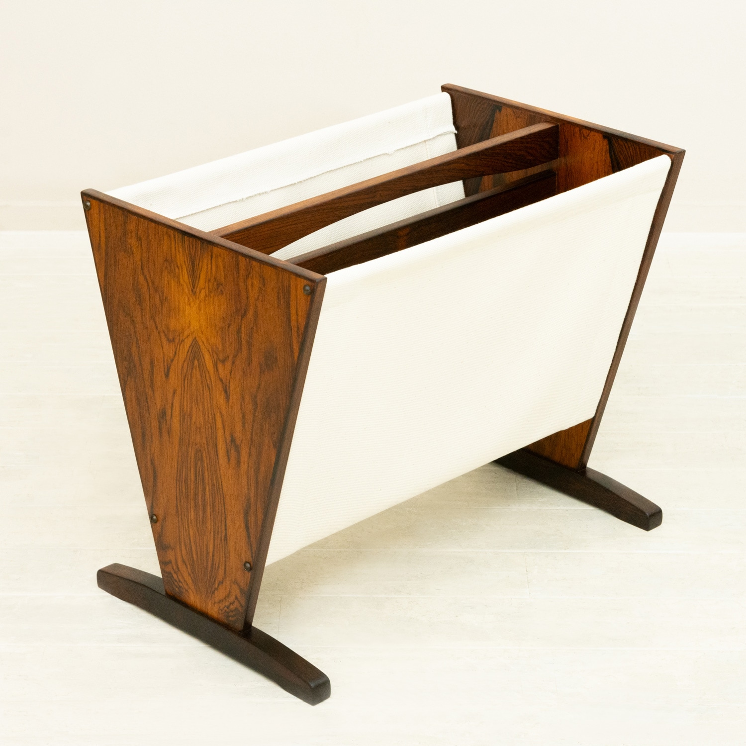 �ǥ�ޡ��� ���������åɡߥ����Х� �ޥ������å���Rosewood Magazine Rack with Canvas from Denmark���̲�������ơ�����������ž夲��