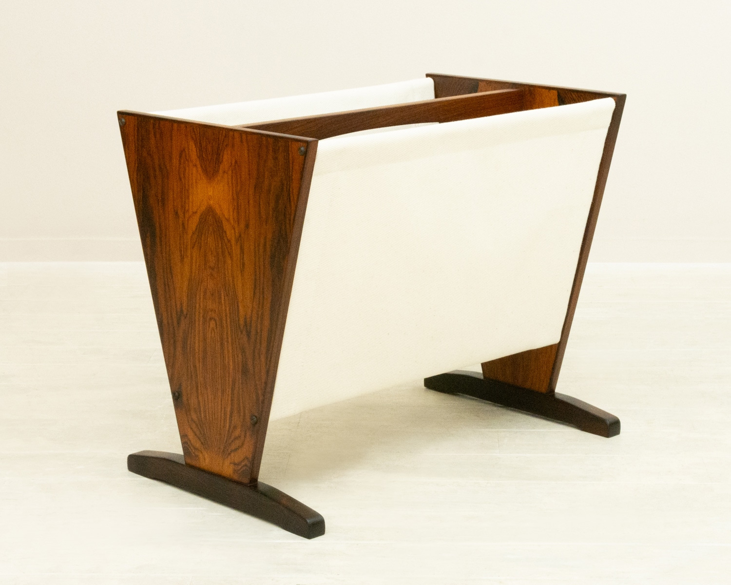 �ǥ�ޡ��� ���������åɡߥ����Х� �ޥ������å���Rosewood Magazine Rack with Canvas from Denmark���̲�������ơ�����������ž夲��