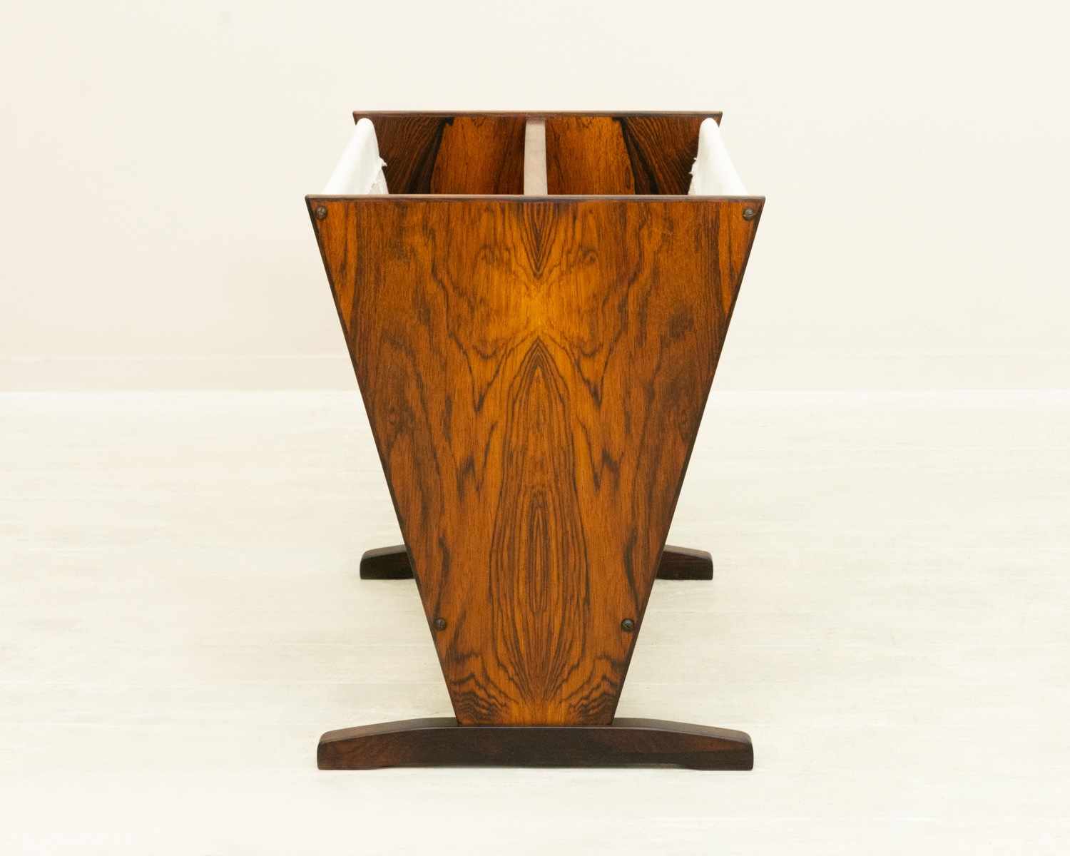 �ǥ�ޡ��� ���������åɡߥ����Х� �ޥ������å���Rosewood Magazine Rack with Canvas from Denmark���̲�������ơ�����������ž夲��