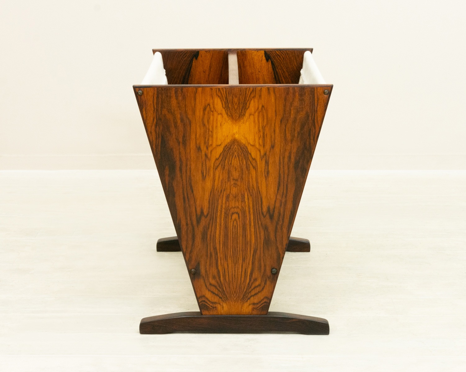 �ǥ�ޡ��� ���������åɡߥ����Х� �ޥ������å���Rosewood Magazine Rack with Canvas from Denmark���̲�������ơ�����������ž夲��