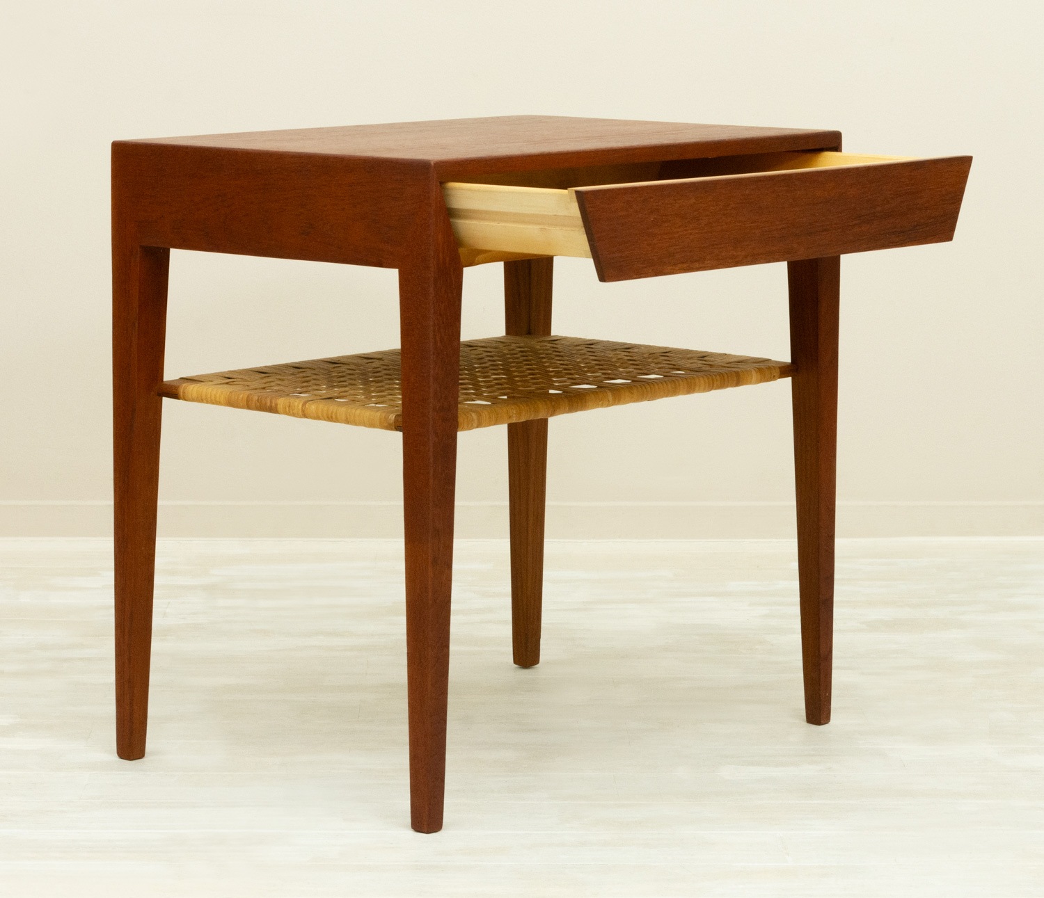 Small Table by Severin Hansen Jr(���֥�󡦥ϥ󥻥�)